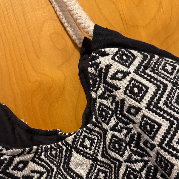 Time and Tru Black and White Patterned Tote - Picture 6 of 7